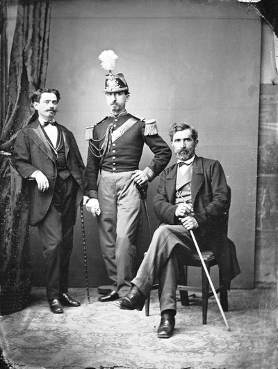 Ritratto di nobili romani in posa in una foto di studio da Ludovico Tuminello