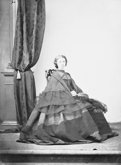 Ritratto di un nobile romano in posa in una foto di studio da Ludovico Tuminello