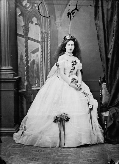 Ritratto di una giovane nobildonna romana in posa in una foto di studio da Ludovico Tuminello
