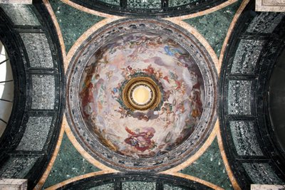 Vista della cupola della Cappella Cybo, affrescata da Luigi Garzi (1638-1721) Roma, Basilica di Santa Maria del Popolo, Cappella Cybo da Luigi Garzi