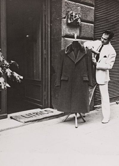 Angelo Litrico, stilista di Nikita Kruscev e di John F. Kennedy, Juan Perón, Tito, Dwight D. Eisenhower, fuori dal suo negozio a Roma da Luigi Leoni