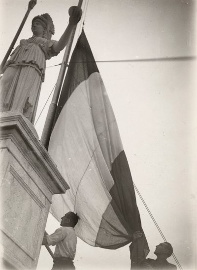 La bandiera italiana issata vicino a una statua da Luigi Leoni