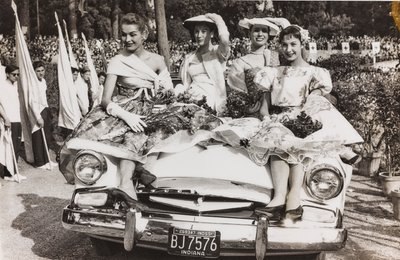 Mannequins posing on a car in the Piazza di Siena in Villa Borghese, Rome da Luigi Leoni