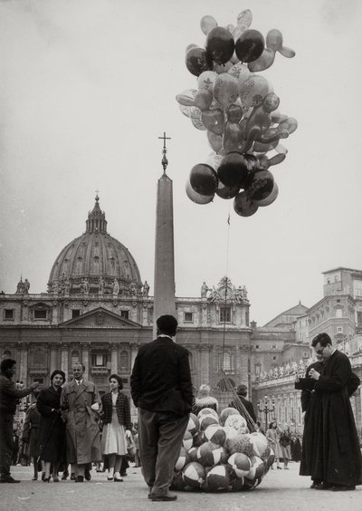Vendita di palloncini davanti alla Basilica di San Pietro in Vaticano da Luigi Leoni