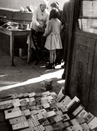 Vendita di libri per strada da Luigi Leoni