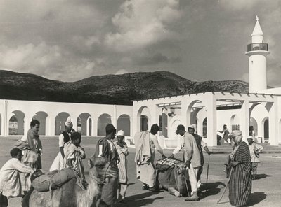 Scene di vita urbana nel villaggio agricolo Muslim El Fager Al Fajr o Dawn, Bengasi, Cirenaica da Luigi Leoni