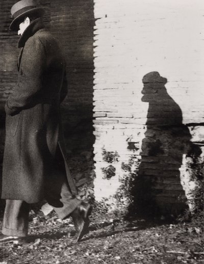 Ombra di uomo con cappello da Luigi Leoni