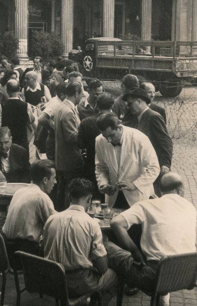 Tavoli in attesa, sullo sfondo un camion dell