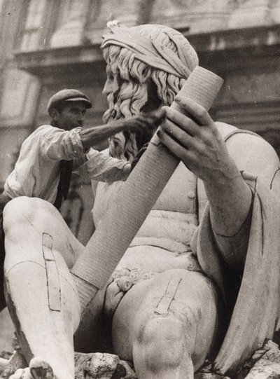 Operaio alla scultura del Gange nella Fontana dei Quattro Fiumi in Piazza Navona a Roma da Luigi Leoni