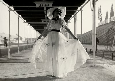 Modella in un abito estivo completo creato dalla casa di moda "Graldi". L