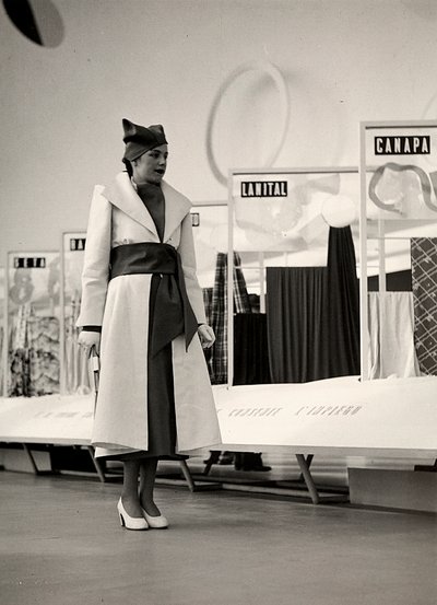Modella in un cappotto creato dalla casa di moda "Lamma" da Luis Bogino