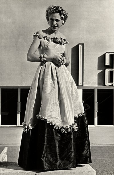 Modella in abito da ballo creato dalla casa di moda "Graldi". L