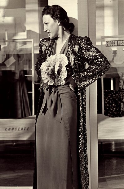 Modella in abito da sera creato dalla casa di moda italiana "Dragoni" da Luis Bogino