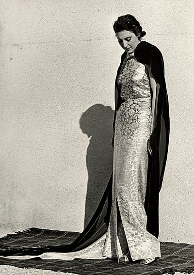 Modella in abito da sera creato dalla casa di moda italiana "Dragoni" da Luis Bogino