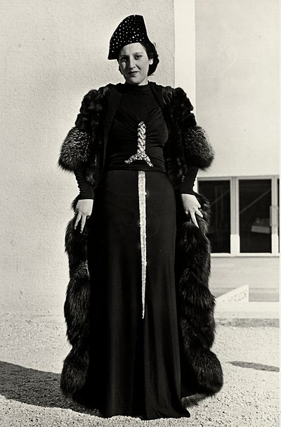 Modella in abito da sera creato dalla casa di moda italiana "Dragoni" da Luis Bogino