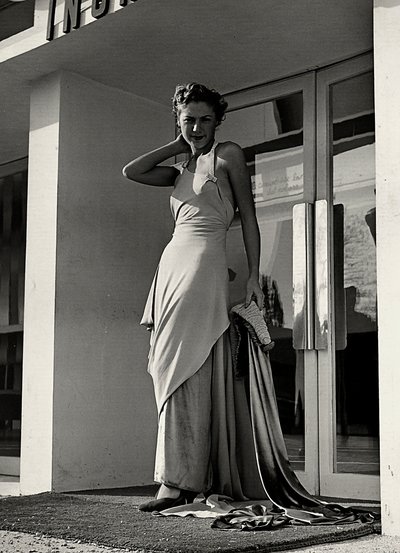 Modella in abito da sera creato dalla casa di moda "Graldi" da Luis Bogino