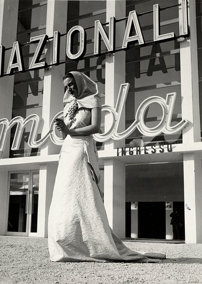 Modella in abito da sposa creato dalla casa di moda "Lamma" da Luis Bogino