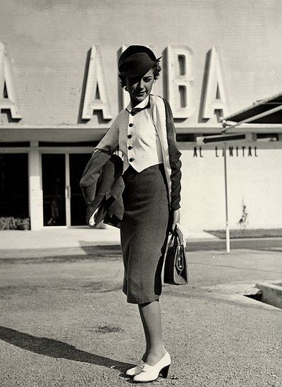 Modella indossa un completo creato dalla casa di moda "Graldi". L