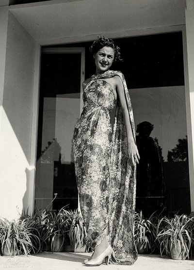 Modella indossa un lungo abito con motivo floreale creato dalla casa di moda 