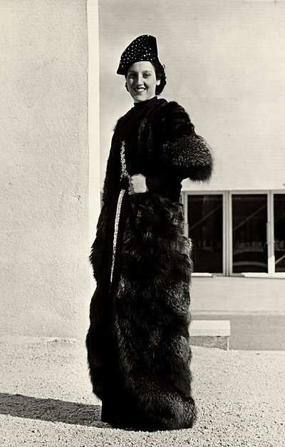 Modella con cappotto di volpe argentata creato dalla casa di moda italiana "Dragoni" da Luis Bogino