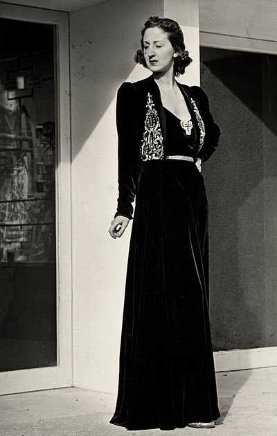 Modella indossa un lungo abito da sera di velluto scuro con decorazione ricamata, creato dalla casa di moda italiana "Fercioni". da Luis Bogino