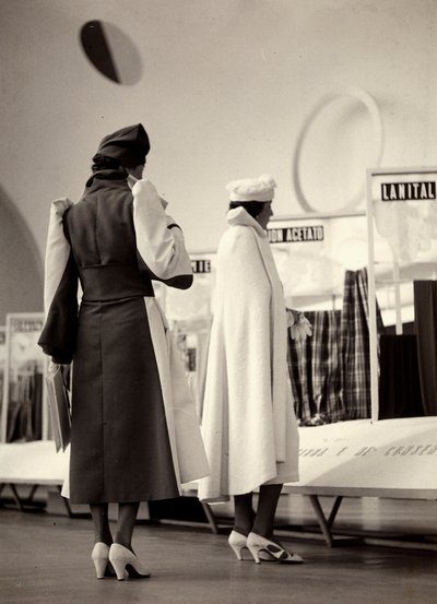 Due modelle viste di spalle indossano creazioni della casa di moda "Lamma" da Luis Bogino