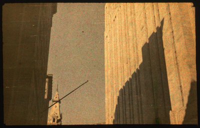 Fotografia a colori di edifici della città con Autochrome Lumière e una fotocamera 35mm da Luis Marden
