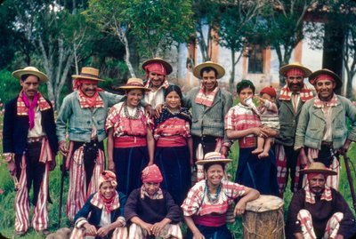 Villaggi guatemaltechi in abiti tradizionali posano per un ritratto di gruppo a Todos Santos da Luis Marden