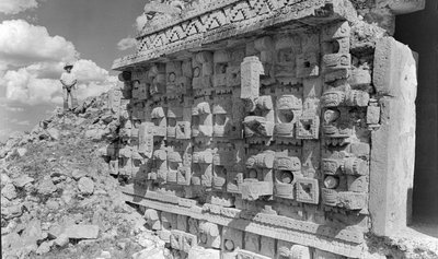Bassorilievo su rovina monumentale Maya, penisola dello Yucatan. 1936 da Luis Marden
