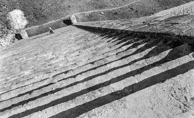 Gradini che salgono alla rovina monumentale Maya, piramide di Chichen Itza, 1936 da Luis Marden