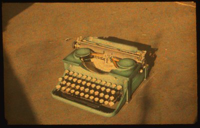 Natura morta, fotografia a colori di una macchina da scrivere scattata con Autochrome Lumière e una fotocamera 35mm da Luis Marden