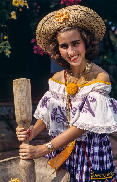 Donna con cappello di paglia di Panama che macina con un mortaio e pestello tradizionale da Luis Marden