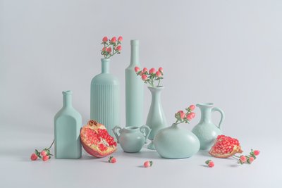 Esposizione di vasi blu con melograni da Lydia Jacobs