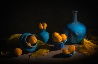 Natura morta blu e dorata da Lydia Jacobs