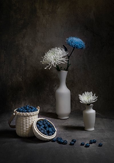Mirtilli e fiori bianchi da Lydia Jacobs