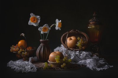 Natura morta con narcisi e frutta da Lydia Jacobs