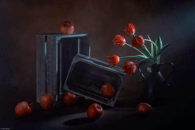 Natura morta floreale, fruttata e scura da Lydia Jacobs
