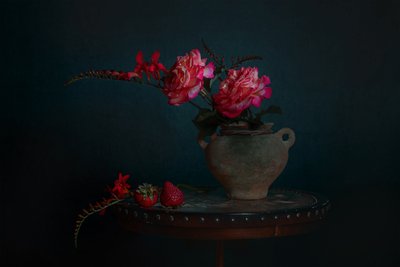 Natura morta floreale scura da Lydia Jacobs