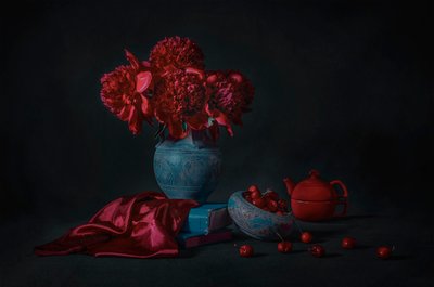 Peonie scure e ciliegie da Lydia Jacobs