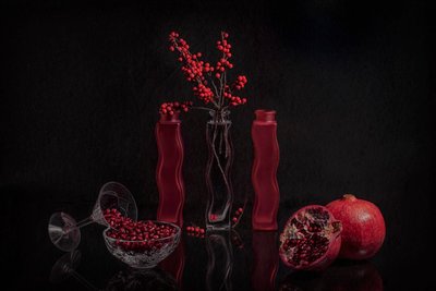 Elegante natura morta rossa da Lydia Jacobs