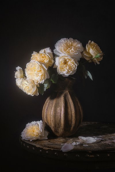 Elegante natura morta con rose da Lydia Jacobs