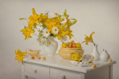Natura morta con frutta gialla fresca da Lydia Jacobs