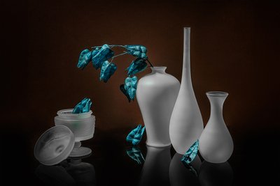 Vasi smerigliati con foglie blu da Lydia Jacobs