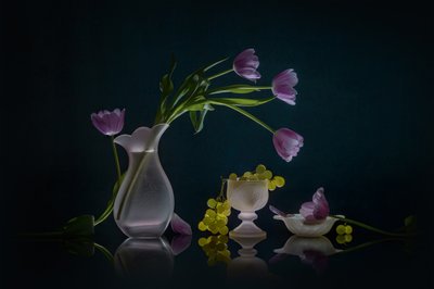 Tulipani e uva luminosi da Lydia Jacobs