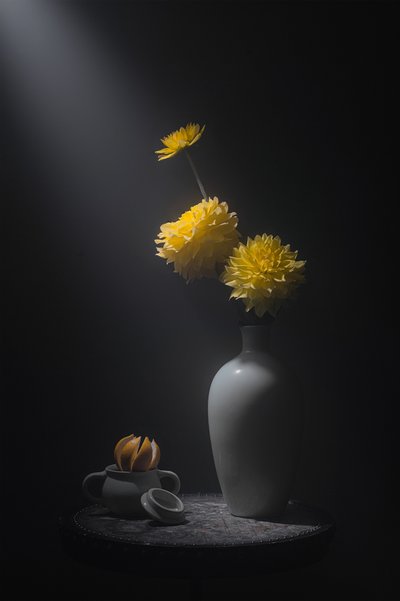 Natura morta con fiori dorati da Lydia Jacobs