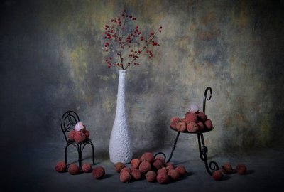 Natura morta con litchi e frutti di bosco da Lydia Jacobs