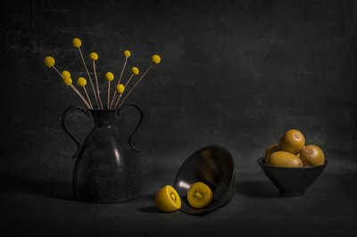 Kiwi dorato e fiori in atmosfera suggestiva da Lydia Jacobs