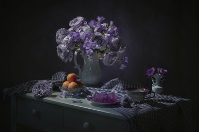 Natura morta floreale in viola malinconico da Lydia Jacobs