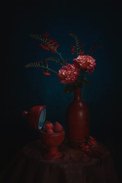 Natura morta in rosso malinconico da Lydia Jacobs