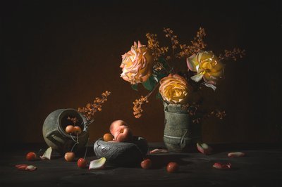 Rose malinconiche e frutta da Lydia Jacobs